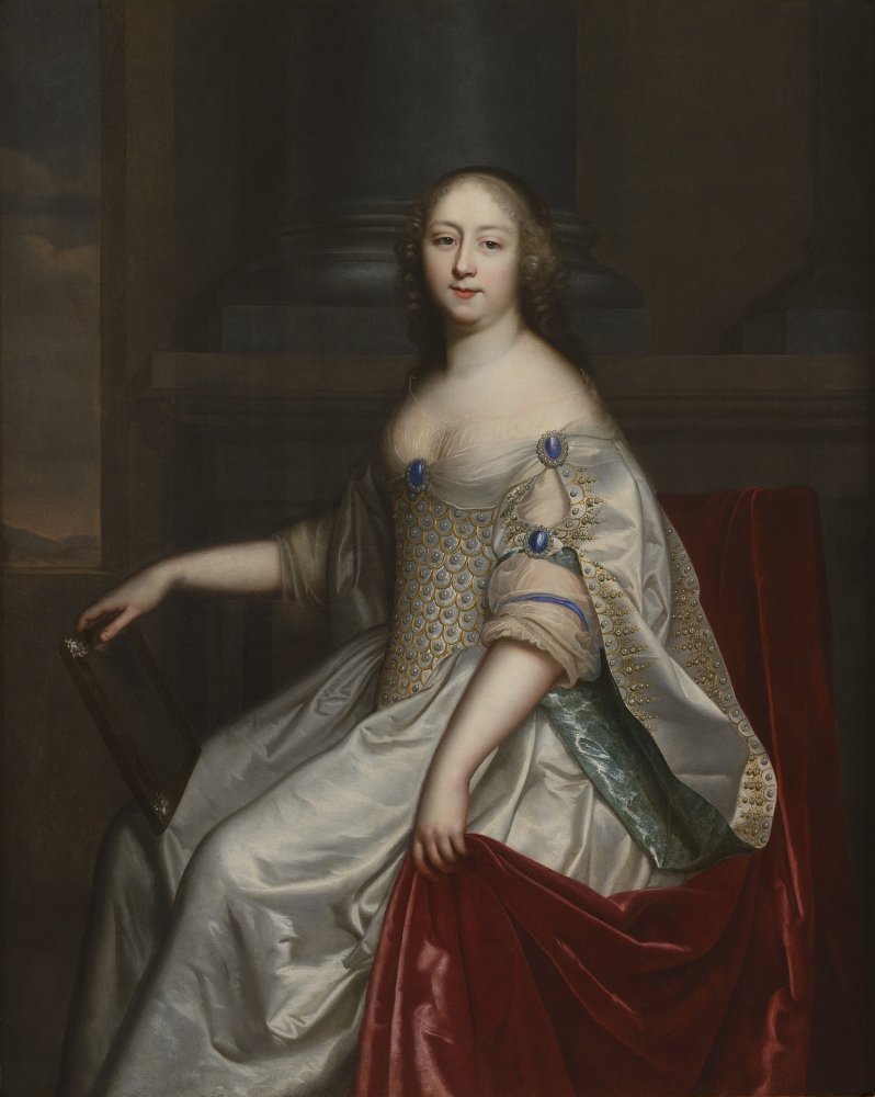 Portait d’une dame de qualité à la robe de satin blanc tenant un miroir dans (…)